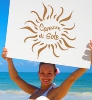 Foto de Modelo con Cartel Carezze di Sole. Linea cosmetica de proteccion solar y bronceado natural de Marzia Clinic. Productos para despues del Sol